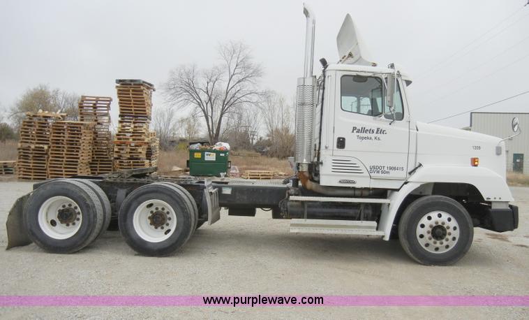 image for item A3324 2000 Freightliner FLC112 semi truck
