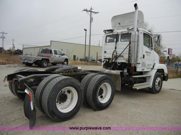 image for item A3324 2000 Freightliner FLC112 semi truck