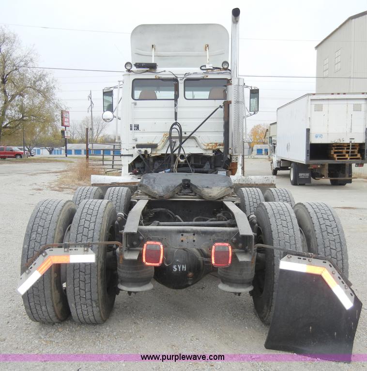 image for item A3324 2000 Freightliner FLC112 semi truck