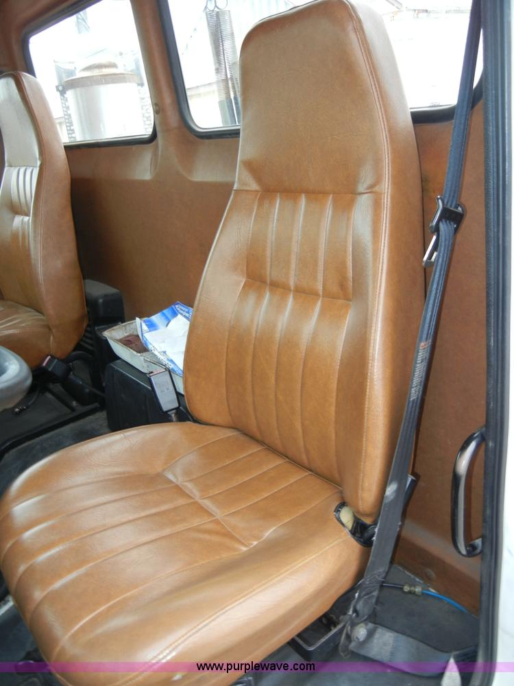 image for item A3324 2000 Freightliner FLC112 semi truck