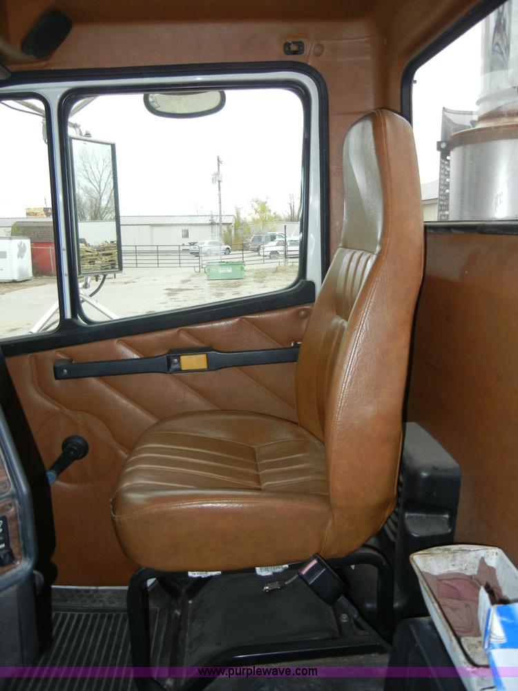 image for item A3324 2000 Freightliner FLC112 semi truck