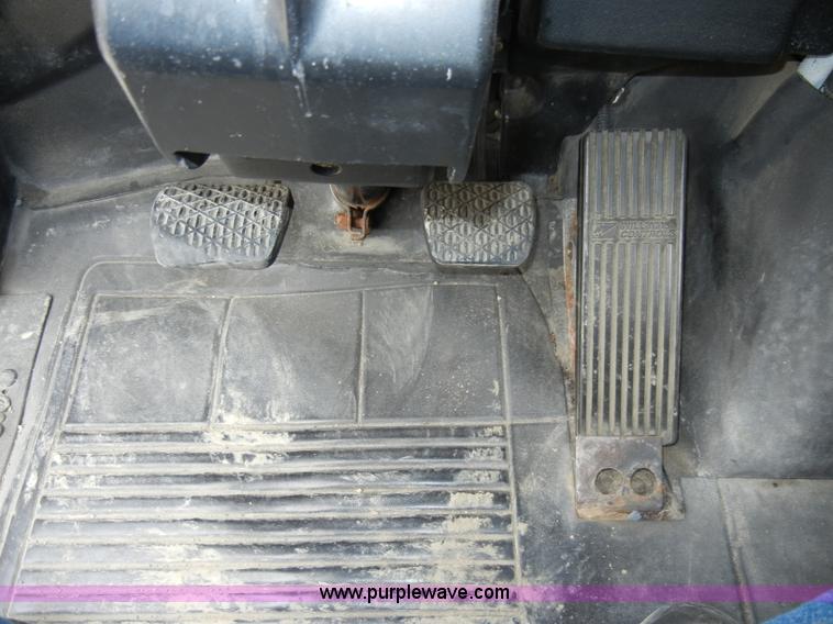 image for item A3324 2000 Freightliner FLC112 semi truck