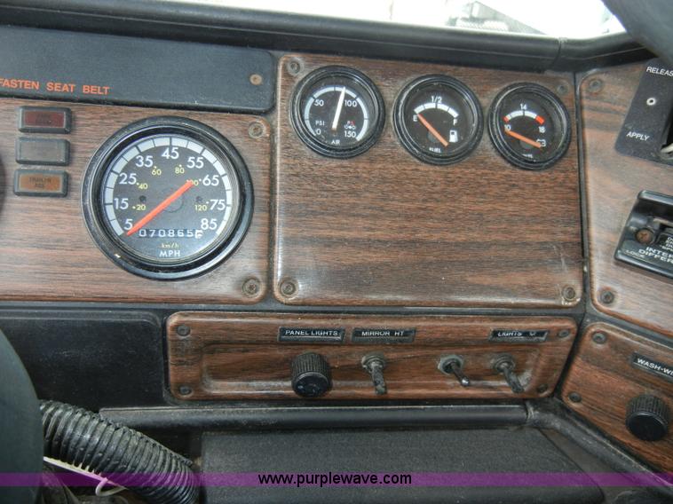 image for item A3324 2000 Freightliner FLC112 semi truck