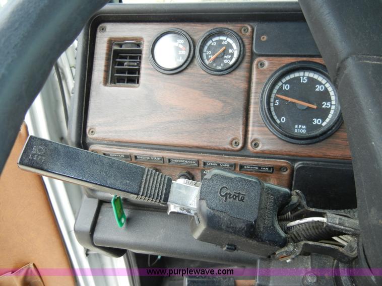 image for item A3324 2000 Freightliner FLC112 semi truck