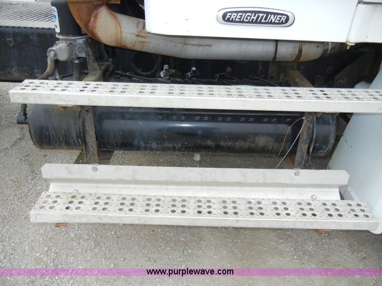 image for item A3324 2000 Freightliner FLC112 semi truck