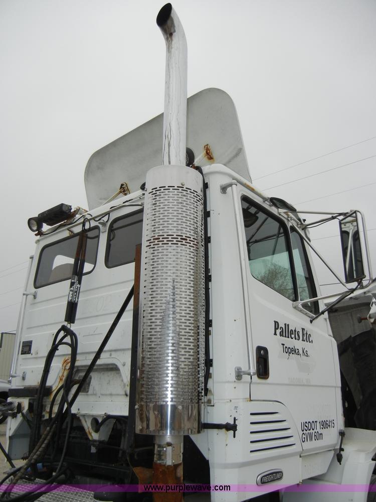 image for item A3324 2000 Freightliner FLC112 semi truck