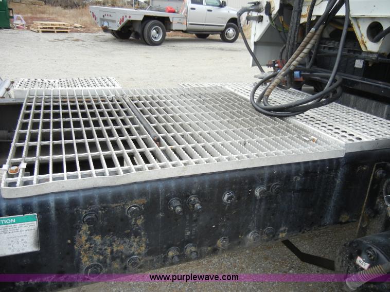 image for item A3324 2000 Freightliner FLC112 semi truck