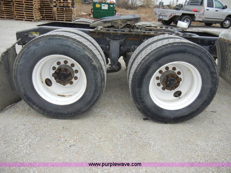 image for item A3324 2000 Freightliner FLC112 semi truck