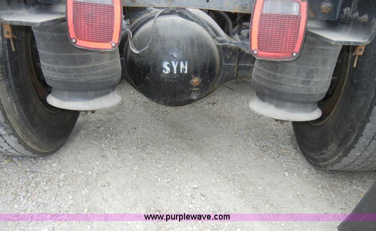 image for item A3324 2000 Freightliner FLC112 semi truck