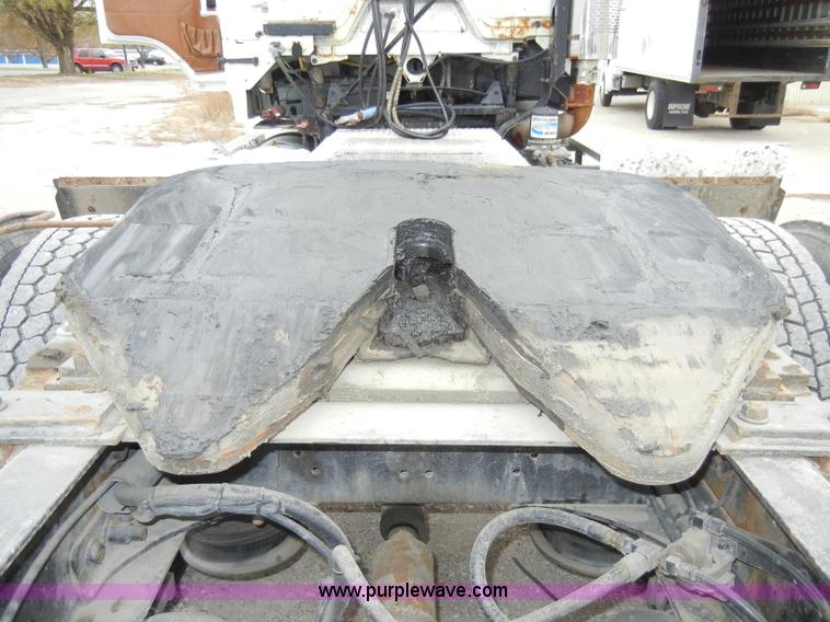 image for item A3324 2000 Freightliner FLC112 semi truck