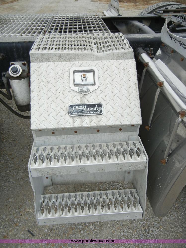 image for item A3324 2000 Freightliner FLC112 semi truck