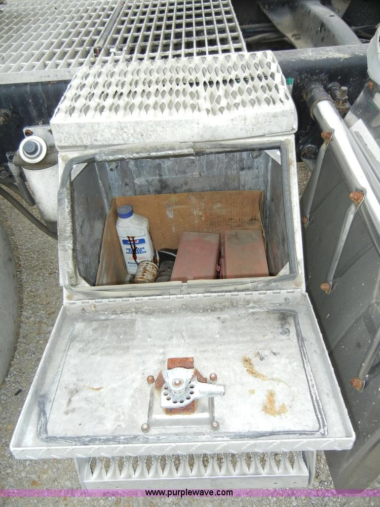 image for item A3324 2000 Freightliner FLC112 semi truck