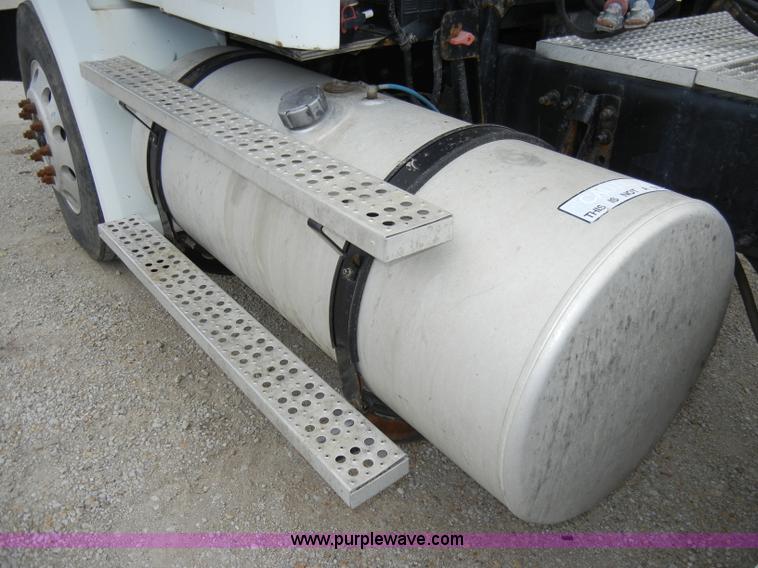 image for item A3324 2000 Freightliner FLC112 semi truck