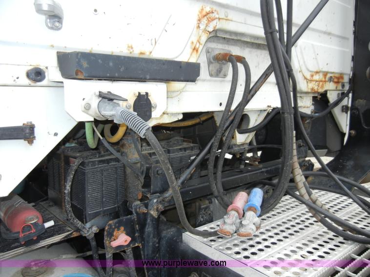 image for item A3324 2000 Freightliner FLC112 semi truck