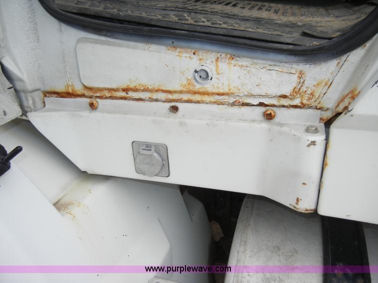 image for item A3324 2000 Freightliner FLC112 semi truck