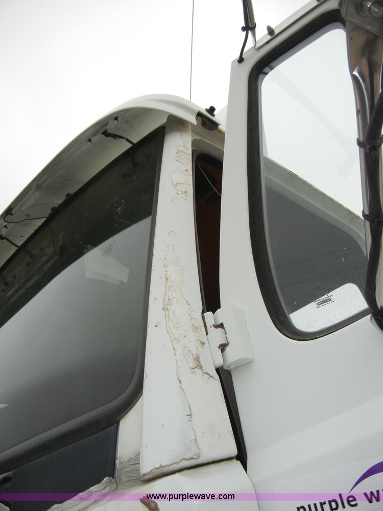 image for item A3324 2000 Freightliner FLC112 semi truck