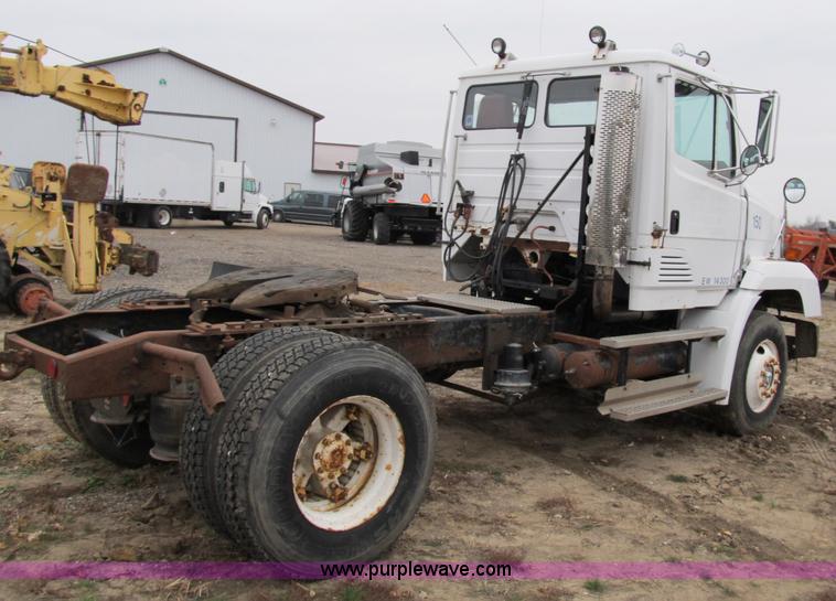 image for item B2542 1993 Freightliner FL120 semi truck