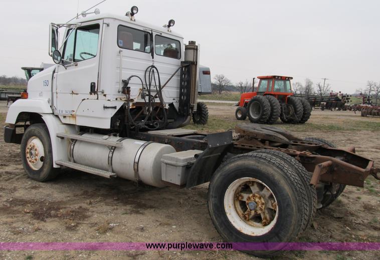 image for item B2542 1993 Freightliner FL120 semi truck