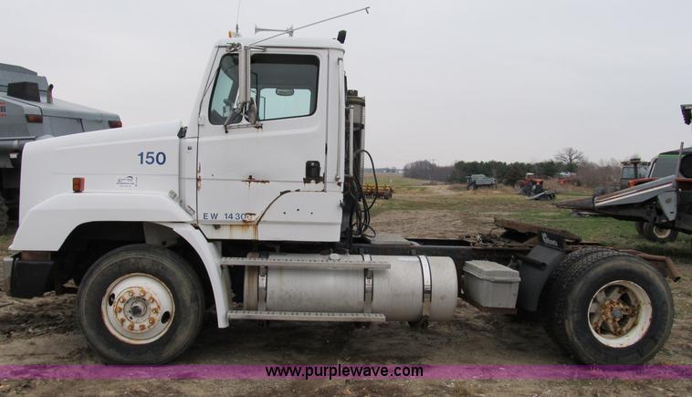 image for item B2542 1993 Freightliner FL120 semi truck
