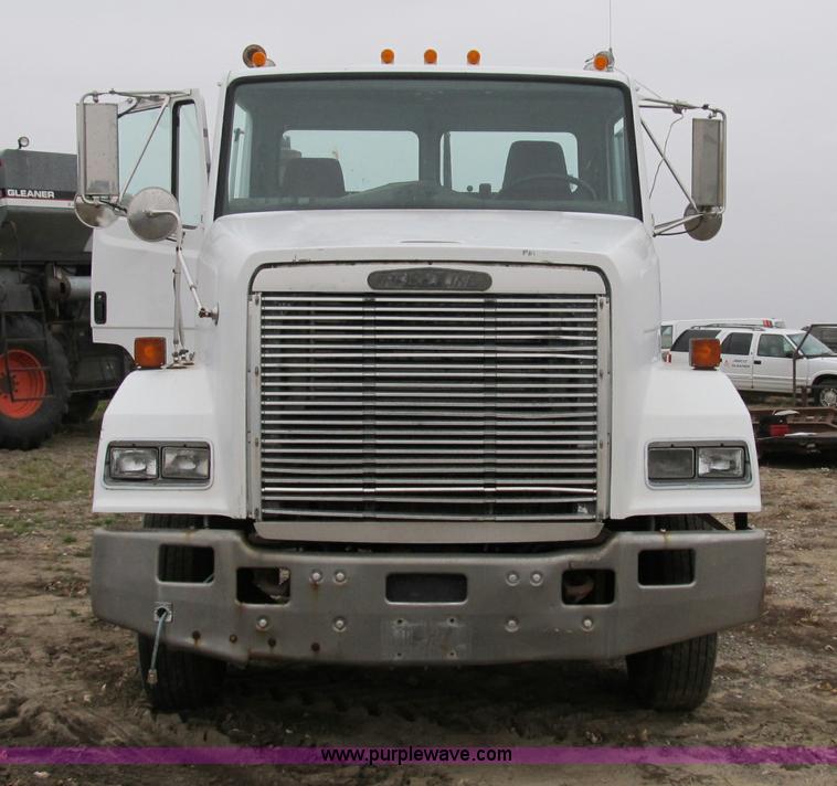 image for item B2542 1993 Freightliner FL120 semi truck