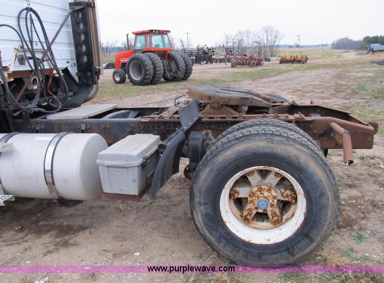 image for item B2542 1993 Freightliner FL120 semi truck