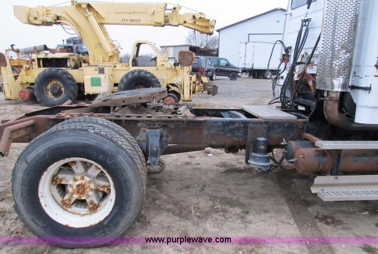 image for item B2542 1993 Freightliner FL120 semi truck