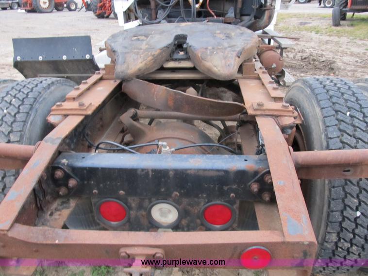 image for item B2542 1993 Freightliner FL120 semi truck