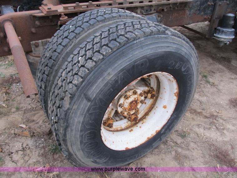 image for item B2542 1993 Freightliner FL120 semi truck