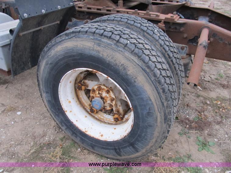 image for item B2542 1993 Freightliner FL120 semi truck