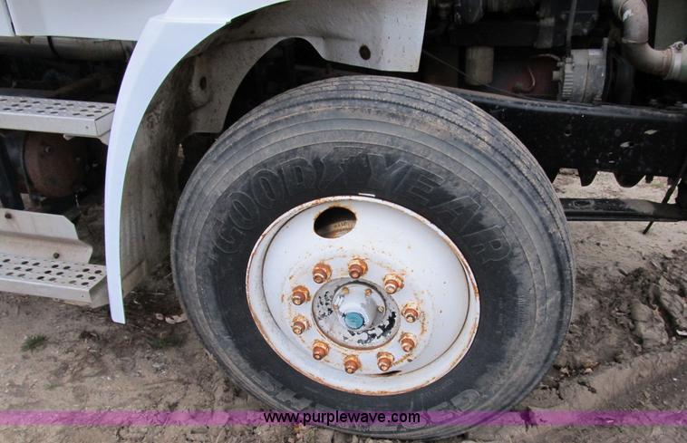 image for item B2542 1993 Freightliner FL120 semi truck