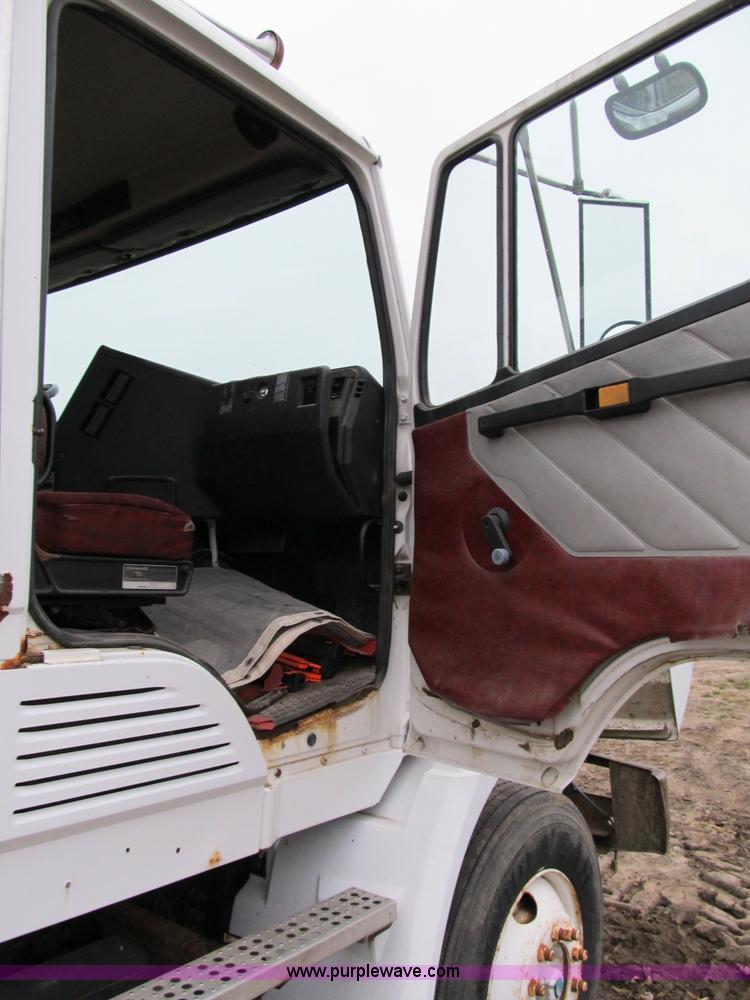 image for item B2542 1993 Freightliner FL120 semi truck