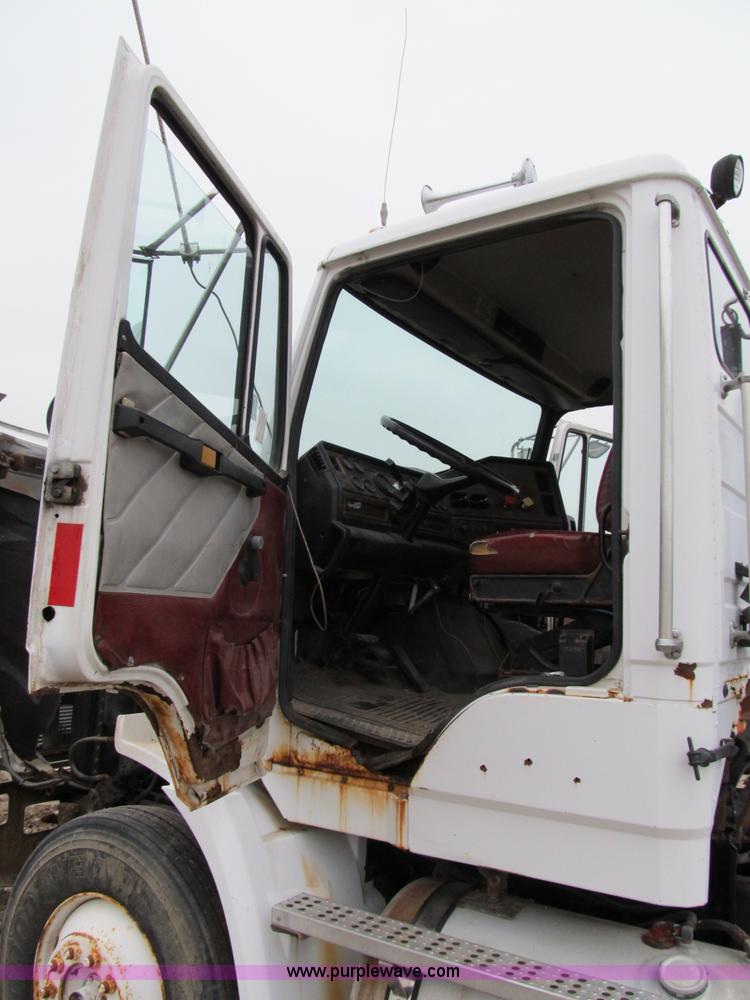 image for item B2542 1993 Freightliner FL120 semi truck