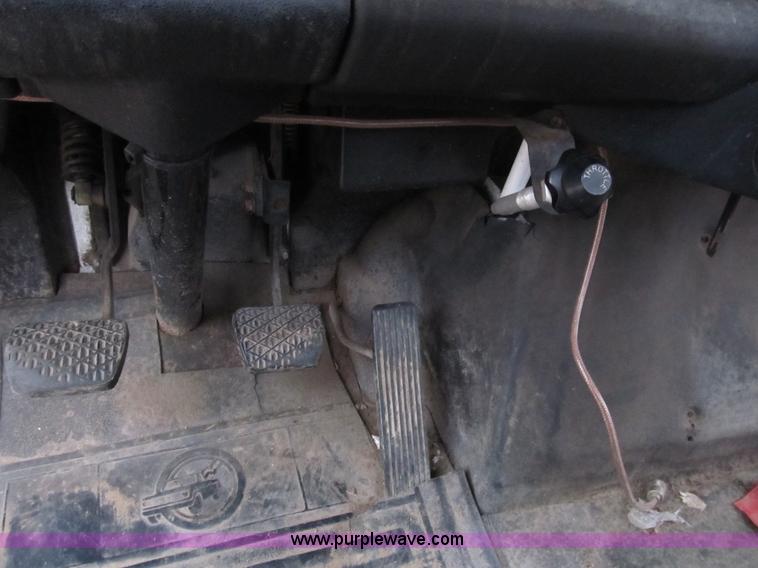 image for item B2542 1993 Freightliner FL120 semi truck