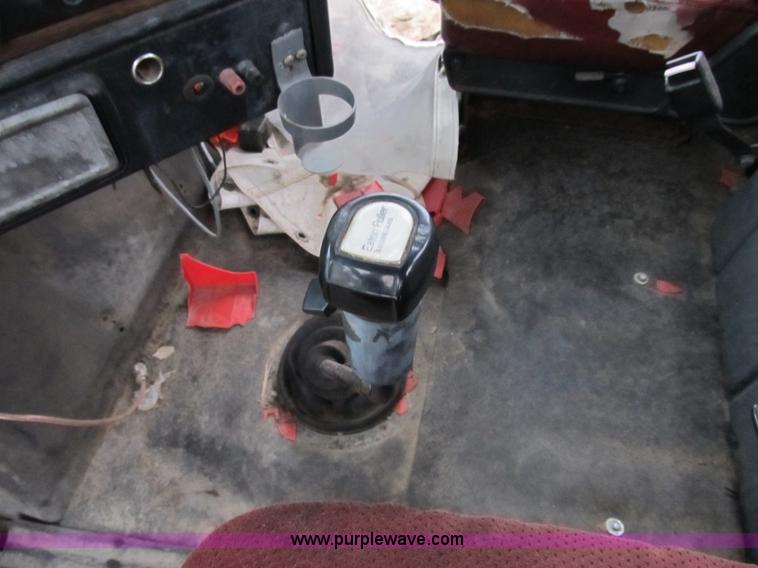 image for item B2542 1993 Freightliner FL120 semi truck