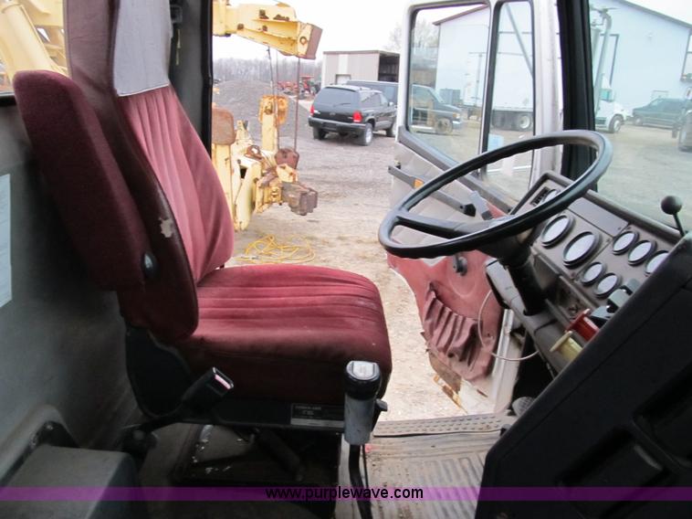 image for item B2542 1993 Freightliner FL120 semi truck