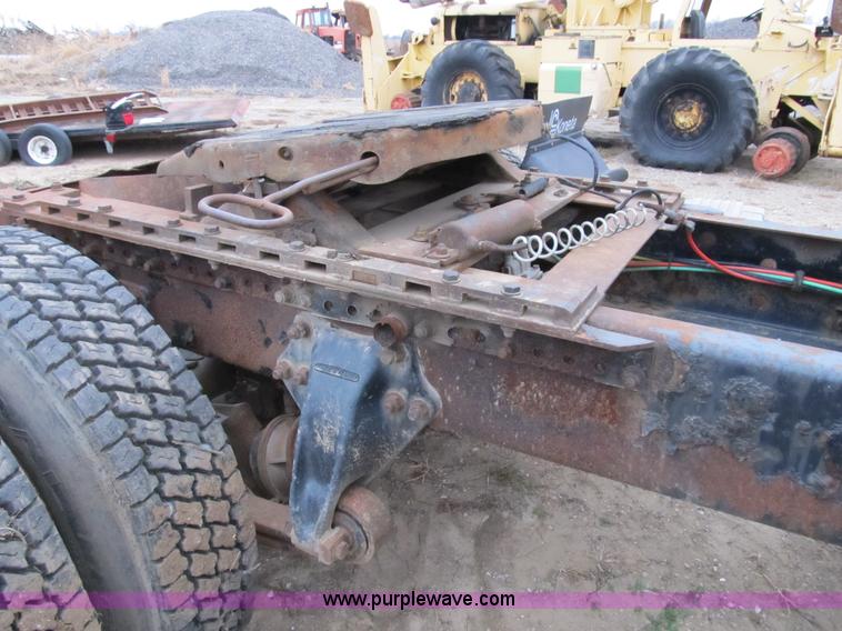 image for item B2542 1993 Freightliner FL120 semi truck