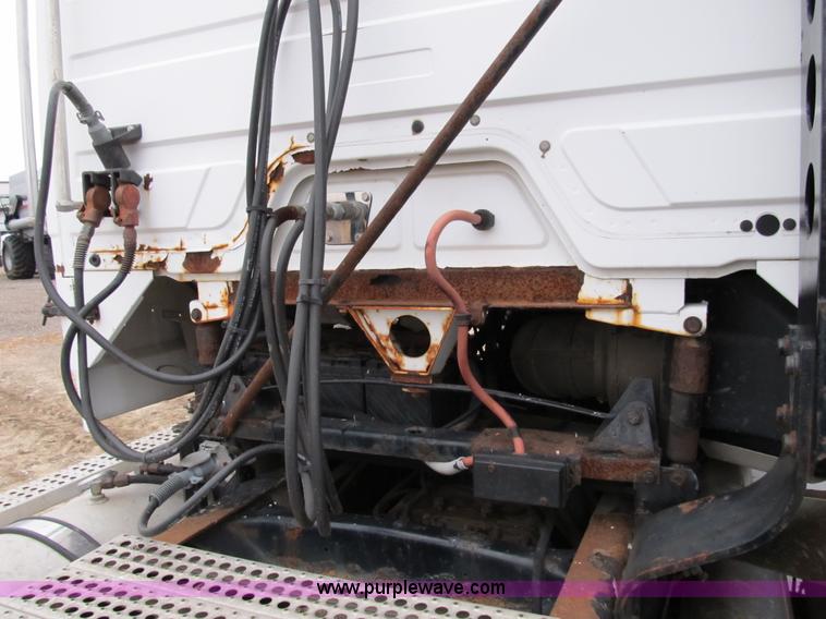 image for item B2542 1993 Freightliner FL120 semi truck