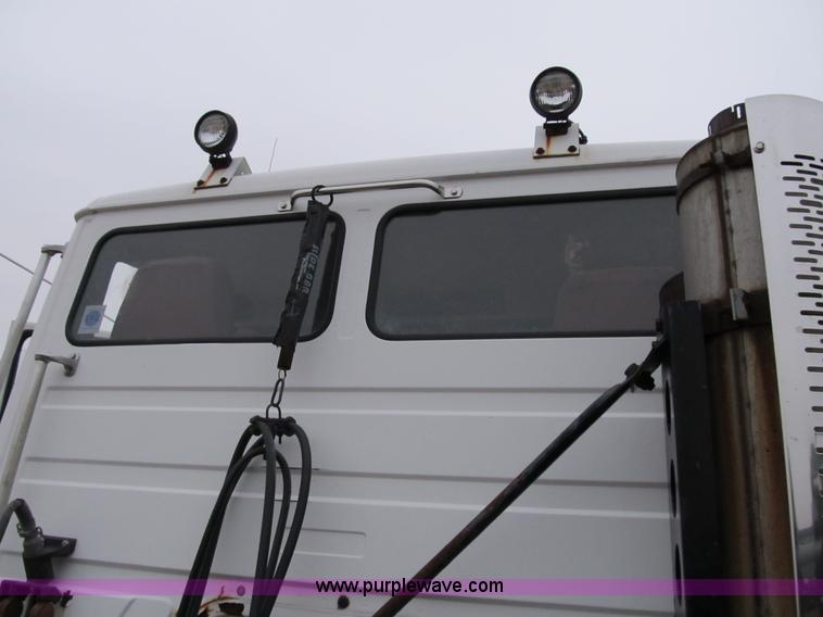 image for item B2542 1993 Freightliner FL120 semi truck