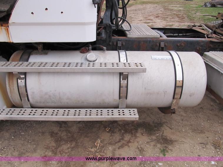 image for item B2542 1993 Freightliner FL120 semi truck