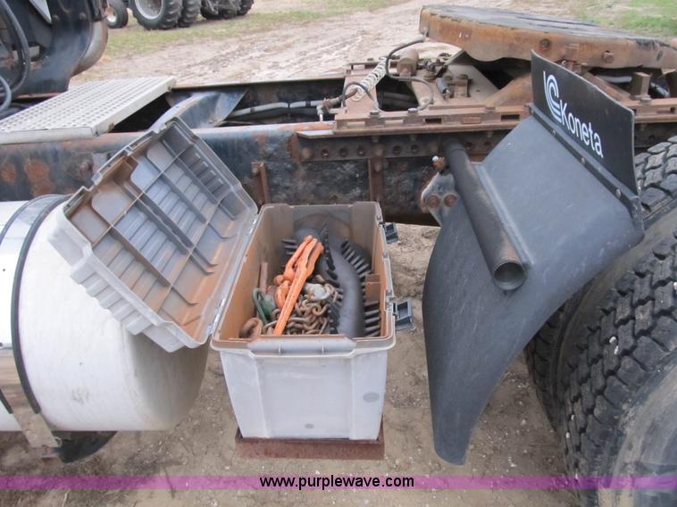 image for item B2542 1993 Freightliner FL120 semi truck