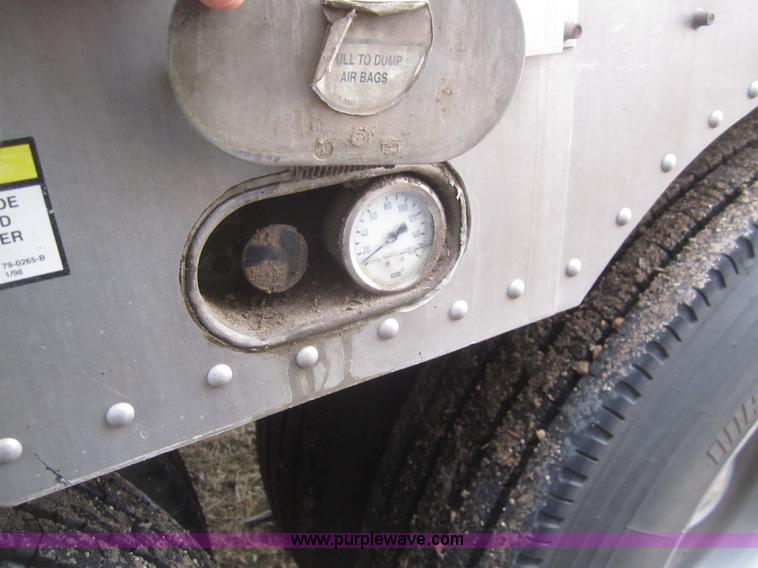 image for item B3152 2001 Merritt 50' stock trailer