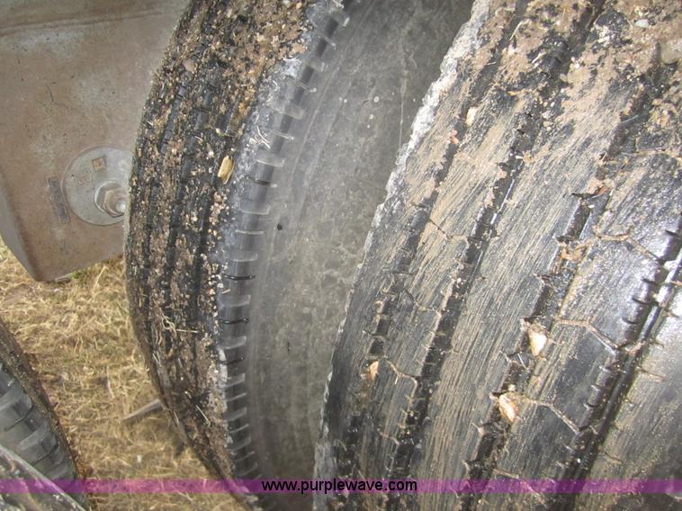 image for item B3152 2001 Merritt 50' stock trailer