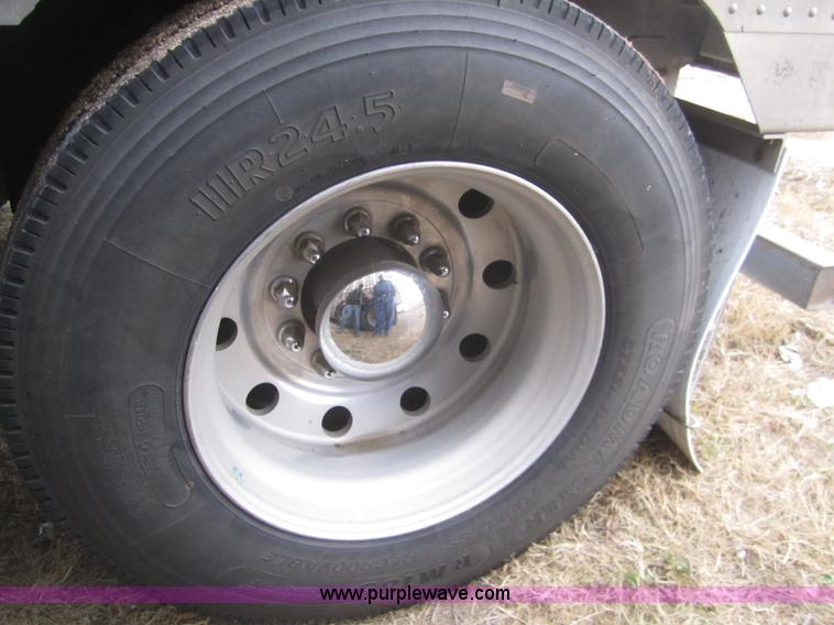 image for item B3152 2001 Merritt 50' stock trailer