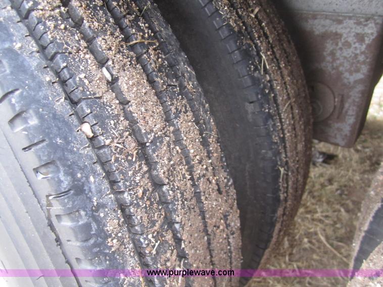 image for item B3152 2001 Merritt 50' stock trailer