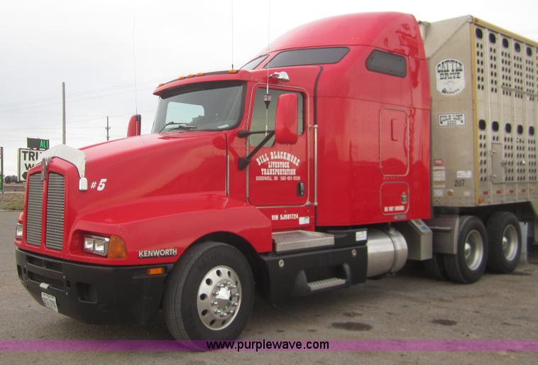 image for item B3153 2005 Kenworth T600 semi truck
