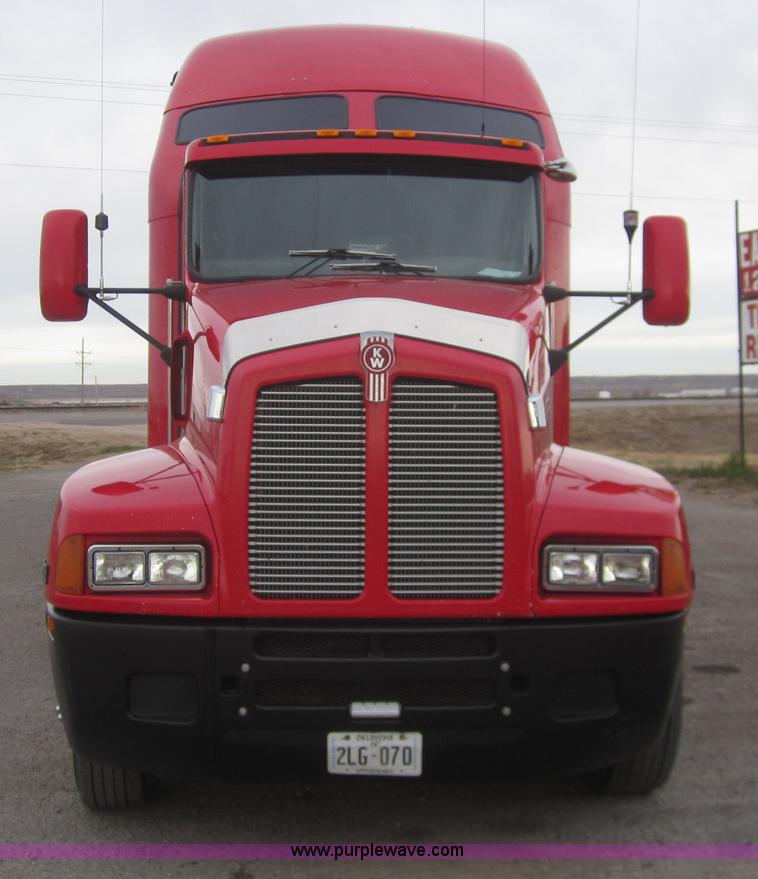 image for item B3153 2005 Kenworth T600 semi truck