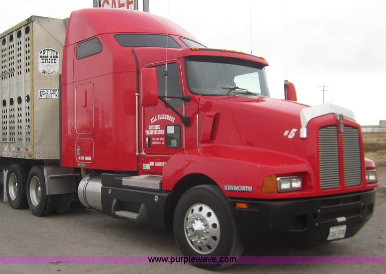 image for item B3153 2005 Kenworth T600 semi truck