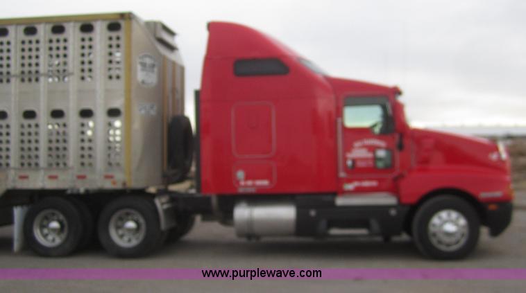 image for item B3153 2005 Kenworth T600 semi truck