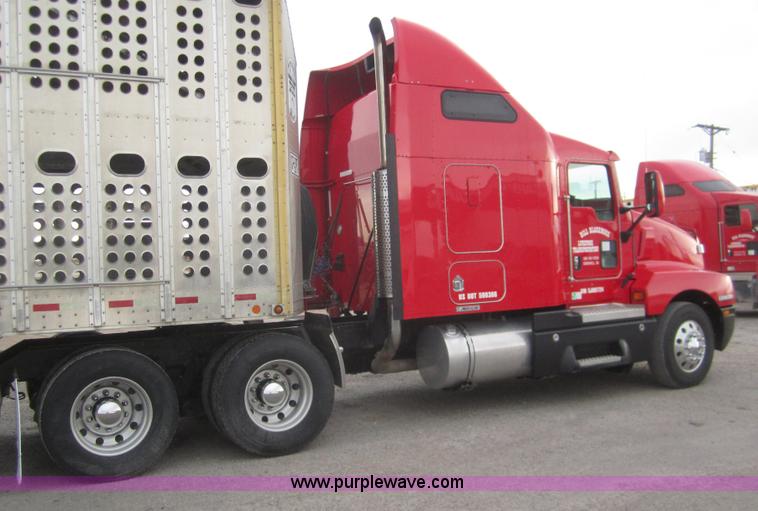 image for item B3153 2005 Kenworth T600 semi truck