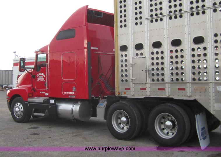 image for item B3153 2005 Kenworth T600 semi truck